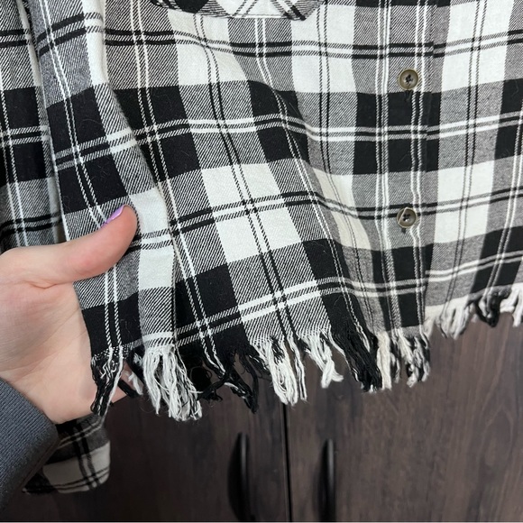 §🌼3/$30🌼Forever 21 Plaid Button Down Distressed Flannel Size Medium - Picture 8 of 16